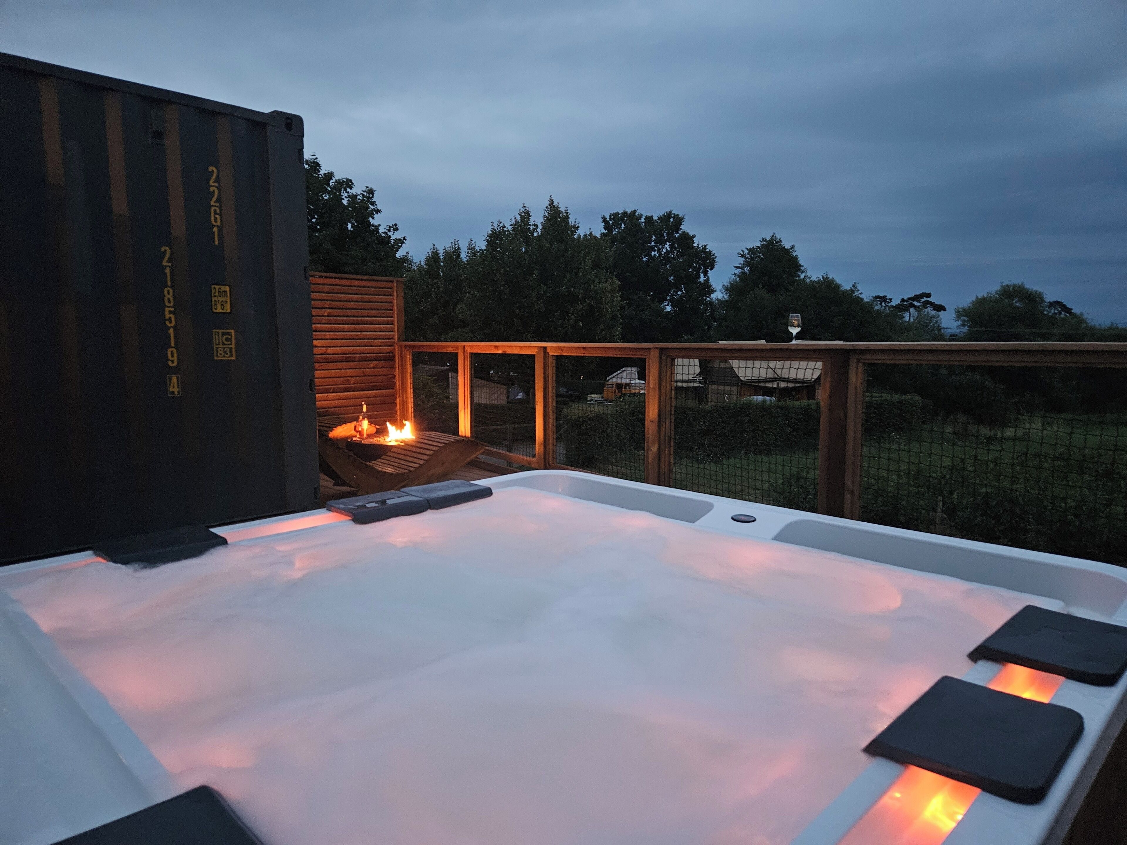 Outdoor spa tub