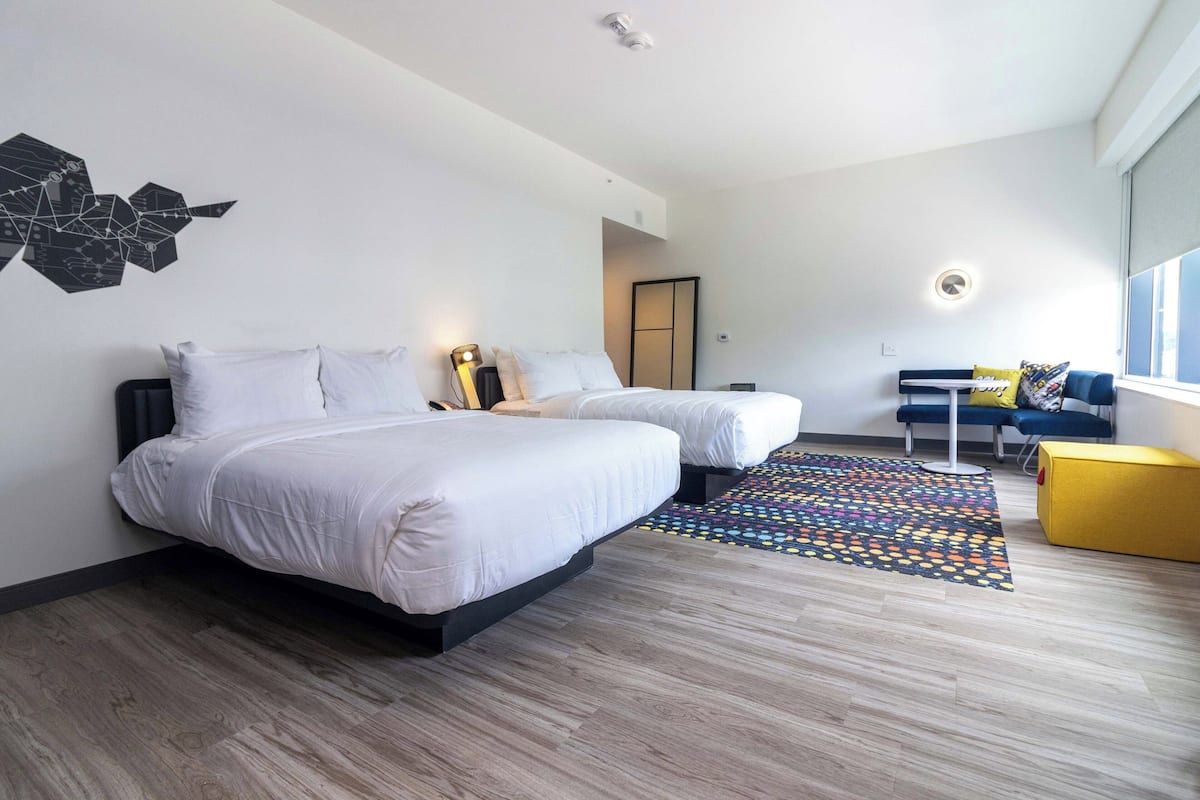 Premium bedding, in-room safe, desk, laptop workspace