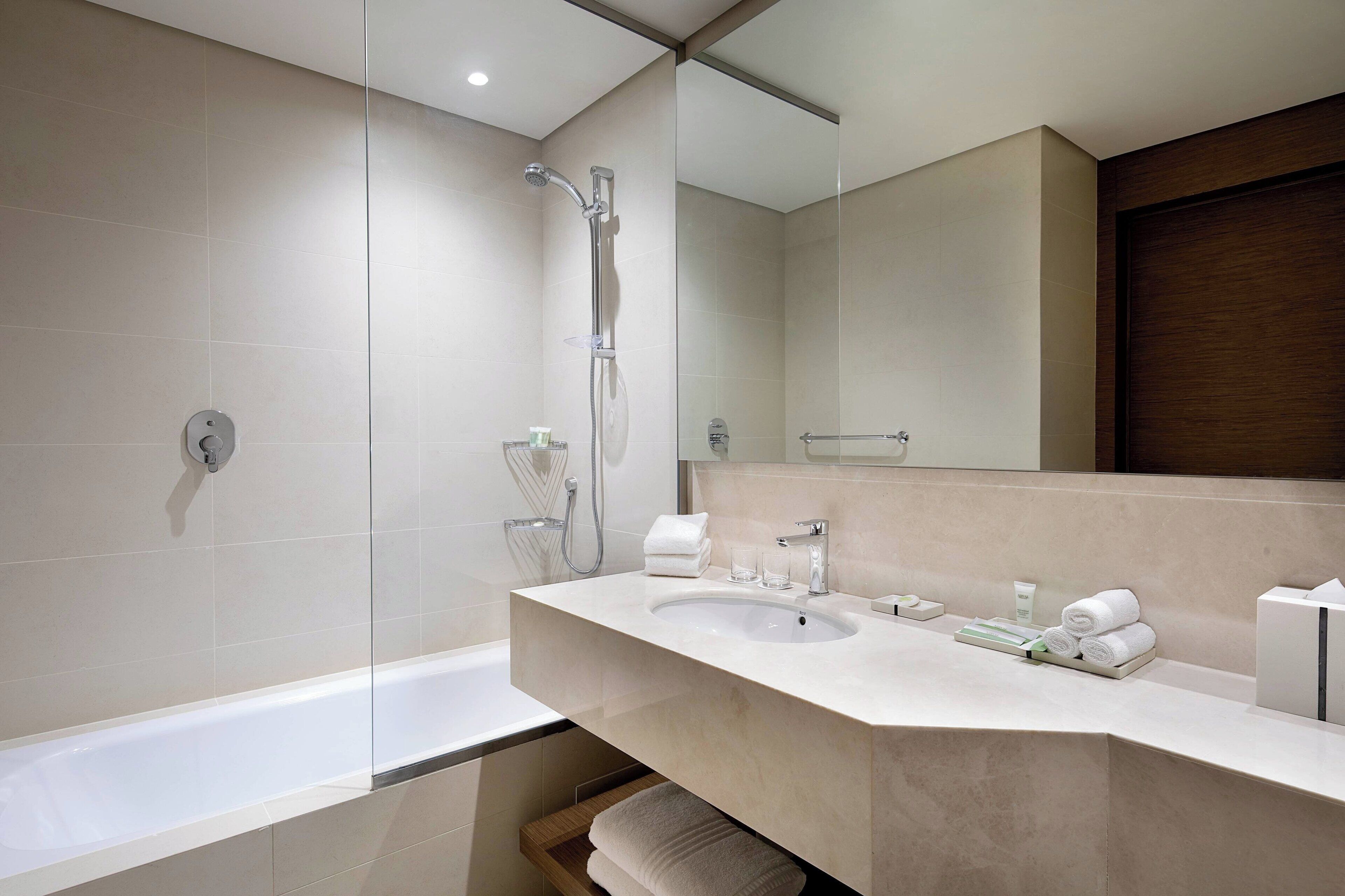 Une salle de bain moderne avec une baignoire, un lavabo et une douche.