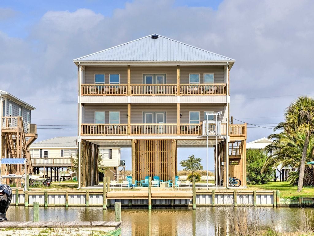 Luxe Stilted Home w/ Kayaks: Walk to Beach