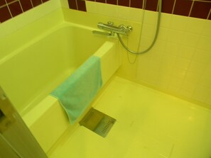 基本四人房, 非吸煙房 | 浴室 | 免費盥洗用品、吹風機、拖鞋、毛巾