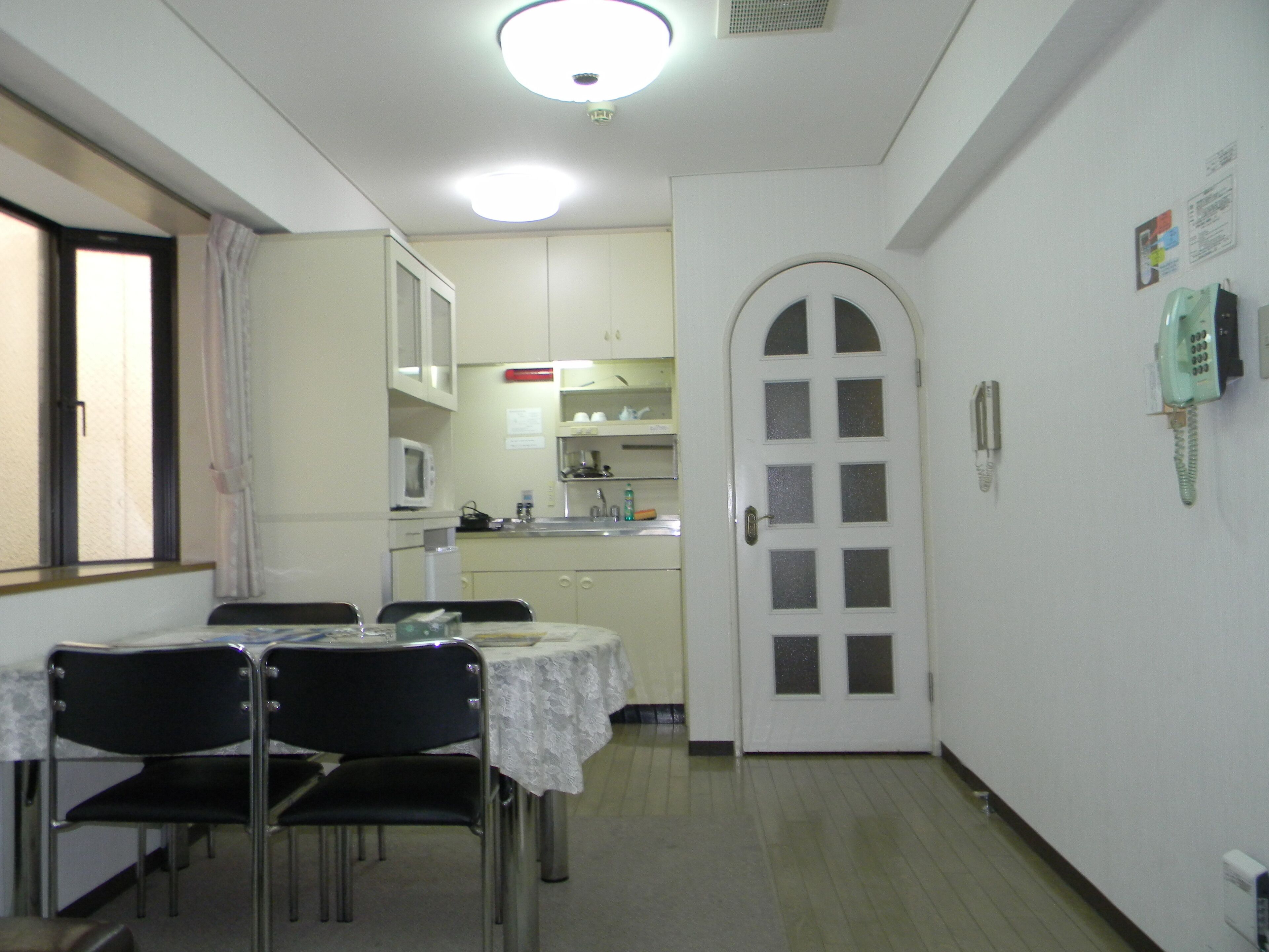 Kamar Quadruple Basic, Bebas Asap Rokok | Dapur pribadi | Lemari es kecil, kompor, penggorengan, dan peralatan masak/sendok-piring