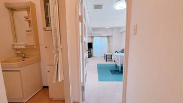 Quarto triplo básico, para não fumantes | Escrivaninha, Wi-Fi de cortesia, roupa de cama