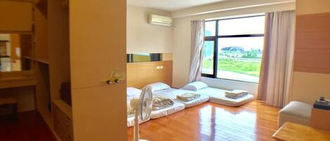 Cortinas blackout, wifi gratis y ropa de cama