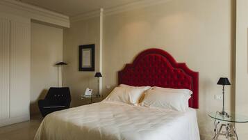 Minibar, caja de seguridad en la habitación y escritorio