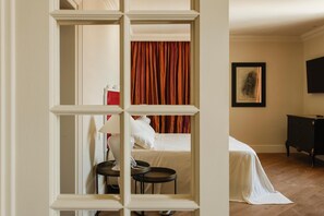 Suite | Een minibar, een kluis op de kamer, een bureau, verduisterende gordijnen