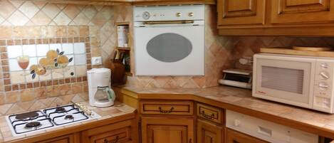 Réfrigérateur, micro-ondes, four, lave-vaisselle