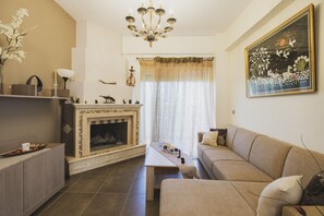 Televisión y chimenea 