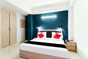 Phòng đôi Deluxe | Bàn, màn/rèm cản sáng, giường gấp/giường phụ (phụ phí)