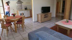 Dining - Apartment Apfelblüte, for 4 persons, 80sqm, 2nd separate bedroom, south-facing balcony (Bad Feilnbach)