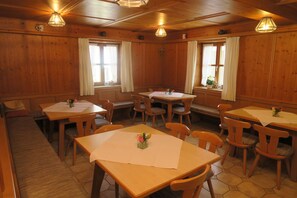 Gasthof Tiroler Hof (DE Bad Feilnbach) - Anzinger Johann - 213-Gaststube