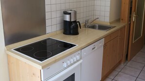 Private kitchen - Apartment Apfelblüte, for 4 persons, 80sqm, 2nd separate bedroom, south-facing balcony (Bad Feilnbach)