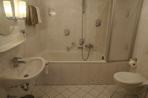 Bathroom - Apartment Apfelblüte, for 4 persons, 80sqm, 2nd separate bedroom, south-facing balcony (Bad Feilnbach)