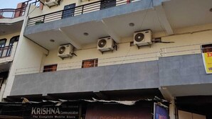 Een meerhoog gebouw met meerdere airconditioners aan de buitenkant.