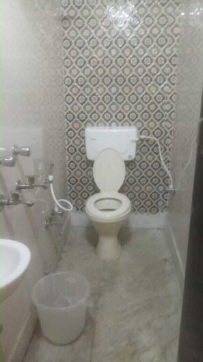 Habitación doble | Baño | Cabezal de ducha tipo lluvia y artículos de higiene personal de diseño
