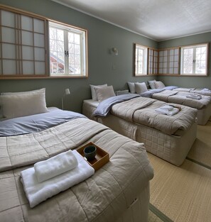 Habitación cuádruple familiar | Ropa de cama de alta calidad, edredón, wifi gratis y ropa de cama