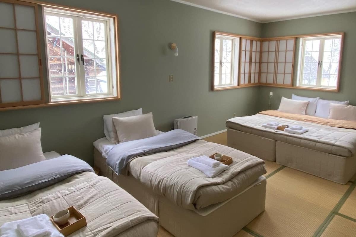 Habitación cuádruple familiar | Ropa de cama de alta calidad, edredón, wifi gratis y ropa de cama