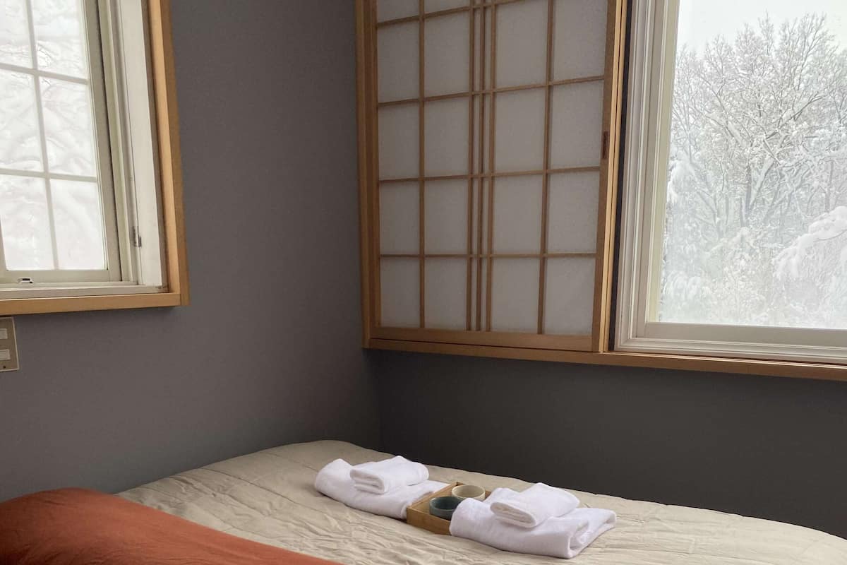 Habitación, 1 cama Queen size | Ropa de cama de alta calidad, edredón, wifi gratis y ropa de cama
