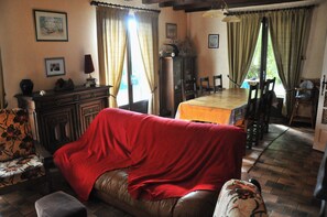Fernseher, Kamin, Bücher