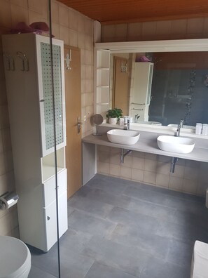 Baignoire, sèche-cheveux, savon