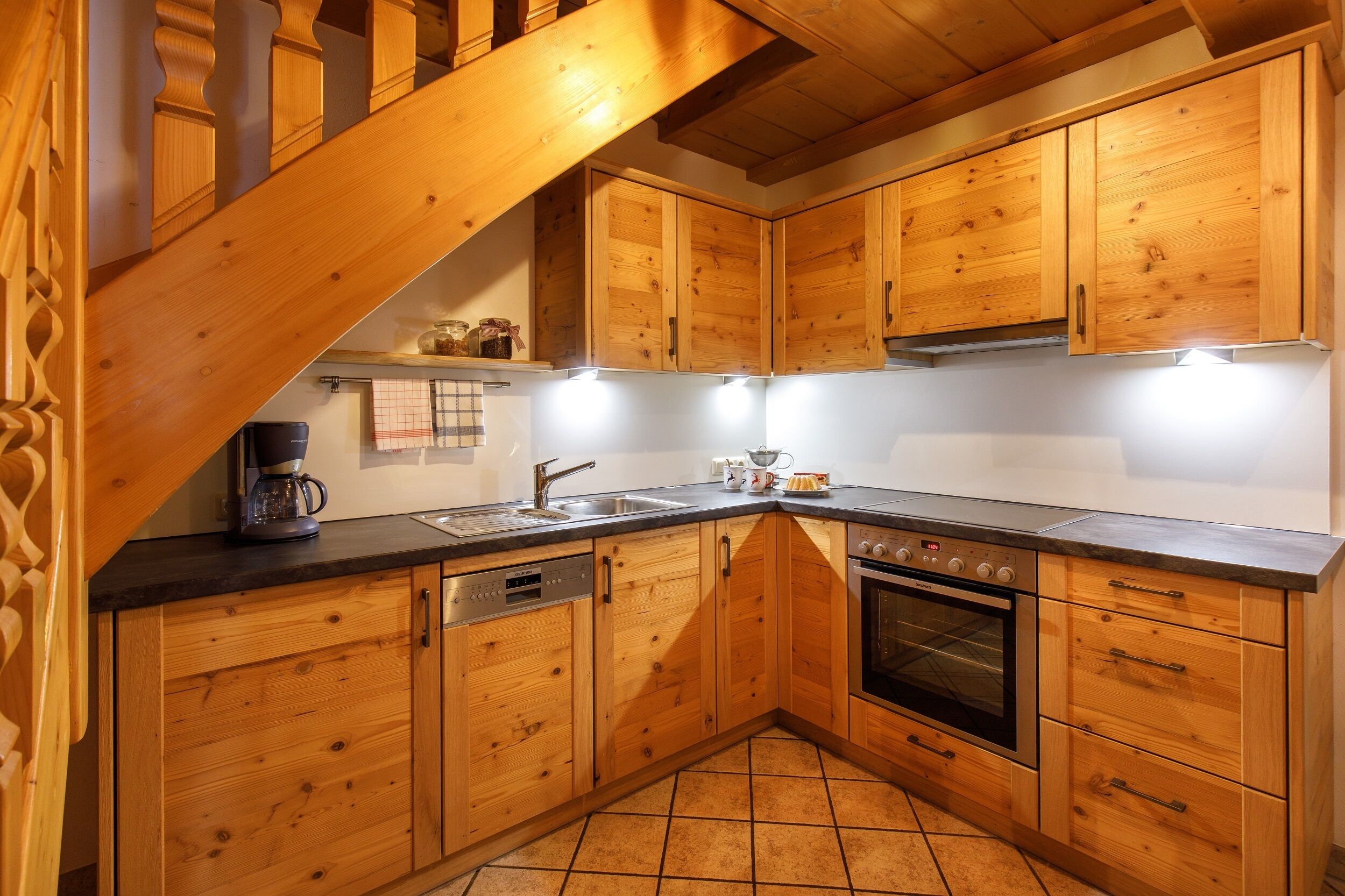 Køleskab, ovn, kogeplade, opvaskemaskine