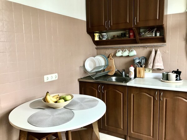 Réfrigérateur, micro-ondes, four, plaque de cuisson