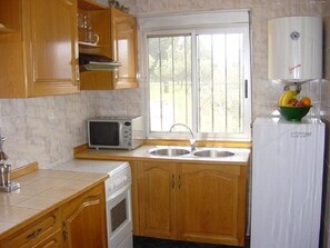 Refrigerador, horno y utensilios de cocina 