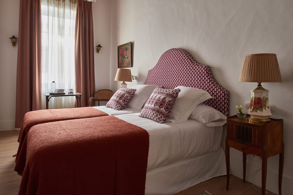 Double or Twin Room | Peralatan tempat tidur premium, busa memori, bar mini
