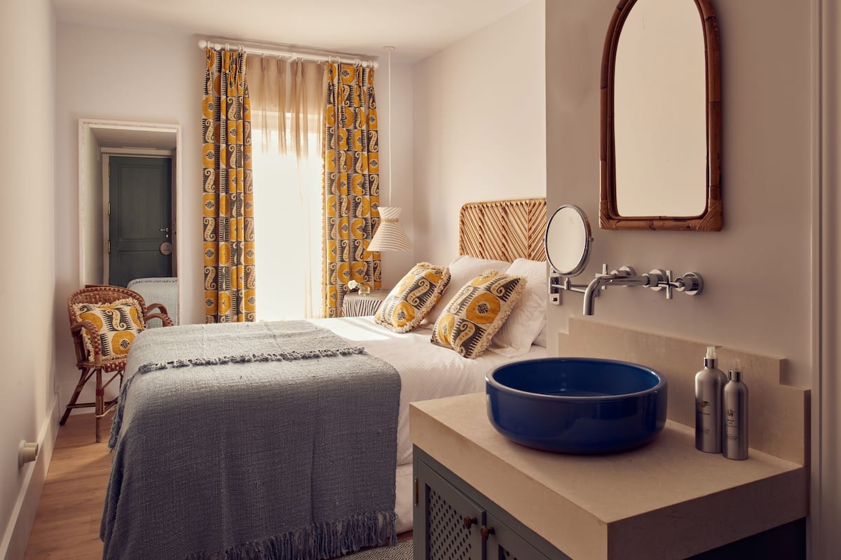 Single Room | Peralatan tempat tidur premium, busa memori, bar mini