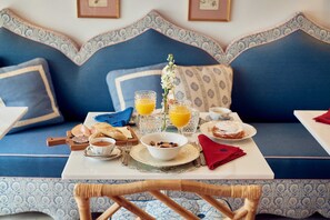 Daily buffet breakfast for a fee - Cristine Bedfor Mahón Boutique Hotel (Mahón)
