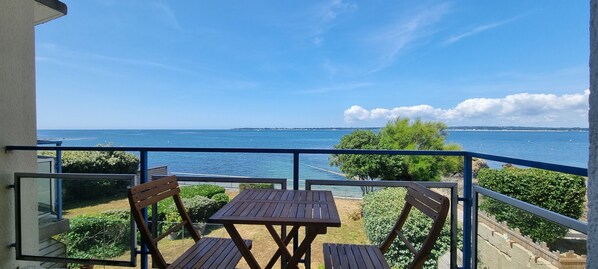 Outdoor dining - Superb Beach Front Apartment in Concarneau (Concarneau)