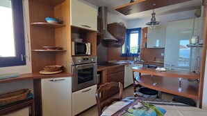 Fridge, microwave, oven, stovetop - Superb Beach Front Apartment in Concarneau (Concarneau)