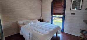 1 slaapkamer, een strijkplank/strijkijzer