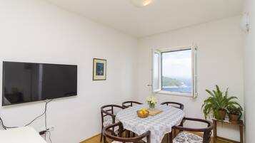 Lägenhet (Two-Bedroom Apartment with Terrace) | Matsal