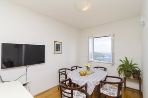 Lägenhet (Two-Bedroom Apartment with Terrace) | Matsal