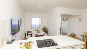 Lägenhet (Two-Bedroom Apartment with Terrace) | Eget kök | Kaffe- och tebryggare, kylskåp, vattenkokare och frys