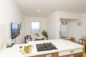 Apartamento (Two-Bedroom Apartment with Terrace) | Cozinha privada | Geladeira, cafeteira/chaleira, chaleira elétrica, freezer
