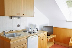 Kylskåp, spishäll, kaffe- och tebryggare och brödrost