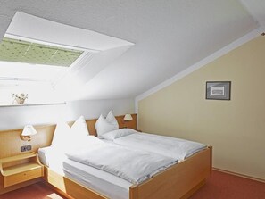 1 habitación, tabla de planchar con plancha y ropa de cama