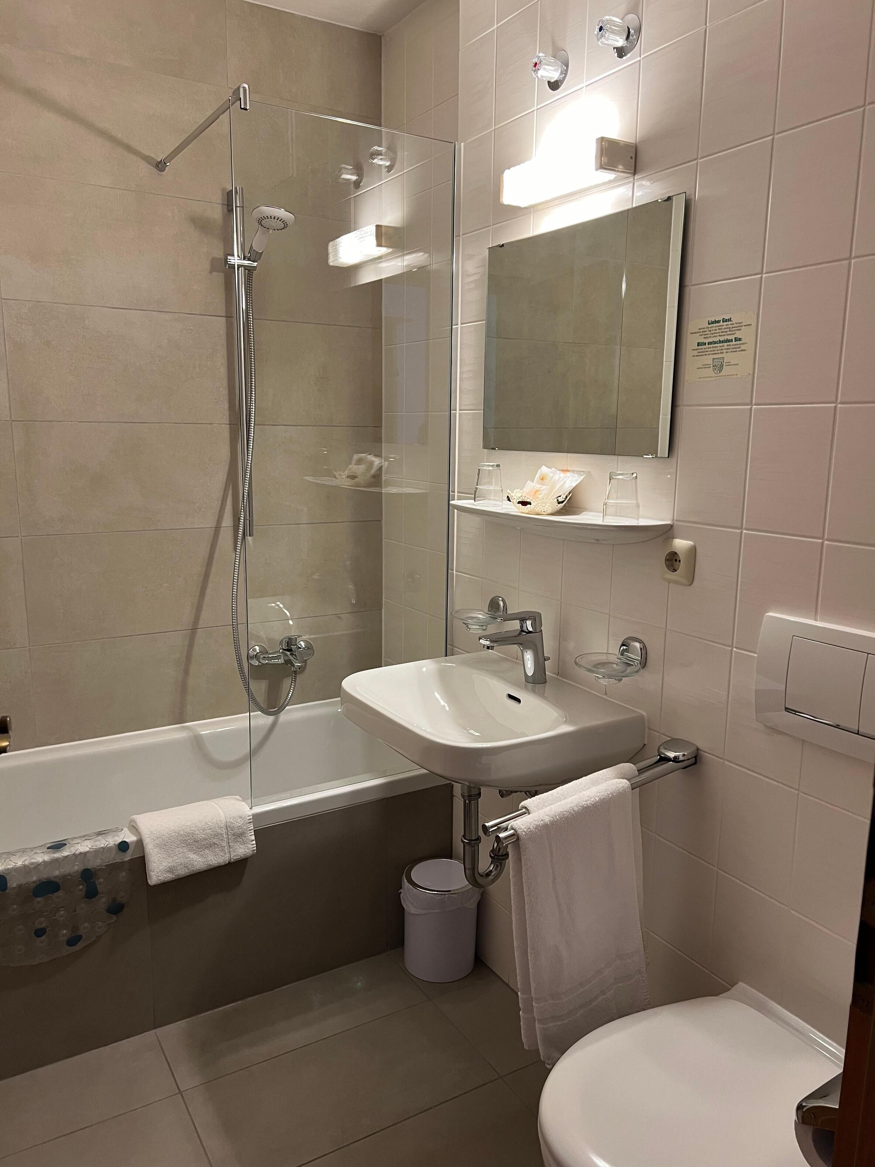 Un baño moderno con una bañera, un lavamanos y un inodoro.