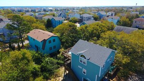 Un quartier résidentiel où les maisons sont entourées d’arbres.