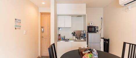 Frigorífic, microones i placa de cuina