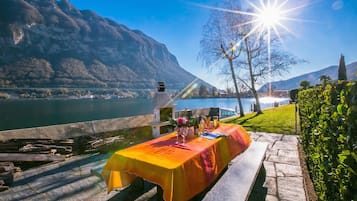 Appartamento familiare, camere multiple, lato lago (Casa Sibylle with Sauna and Pool) | Ristorazione all'aperto