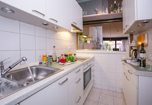 Appartement Familial, 1 chambre, en bord de lac (Casa Sibylle with Sauna and Pool) | Cuisine privée