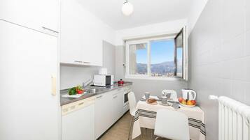 Appartamento familiare, 2 camere da letto, 2 bagni (Casa Taddei) | Cucina privata | Frigorifero con congelatore, microonde, forno, piano cottura