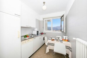Appartement familial, plusieurs chambres, 2 salles de bains (Casa Taddei) | Cuisine privée | Réfrigérateur grande capacité avec congélateur, four à micro-ondes
