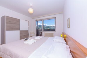 2 chambres, fer et planche à repasser, Wi-Fi, draps fournis