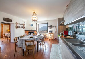 Departamento familiar, varias habitaciones, 2 baños (Chalet Cademario) | Restaurantes