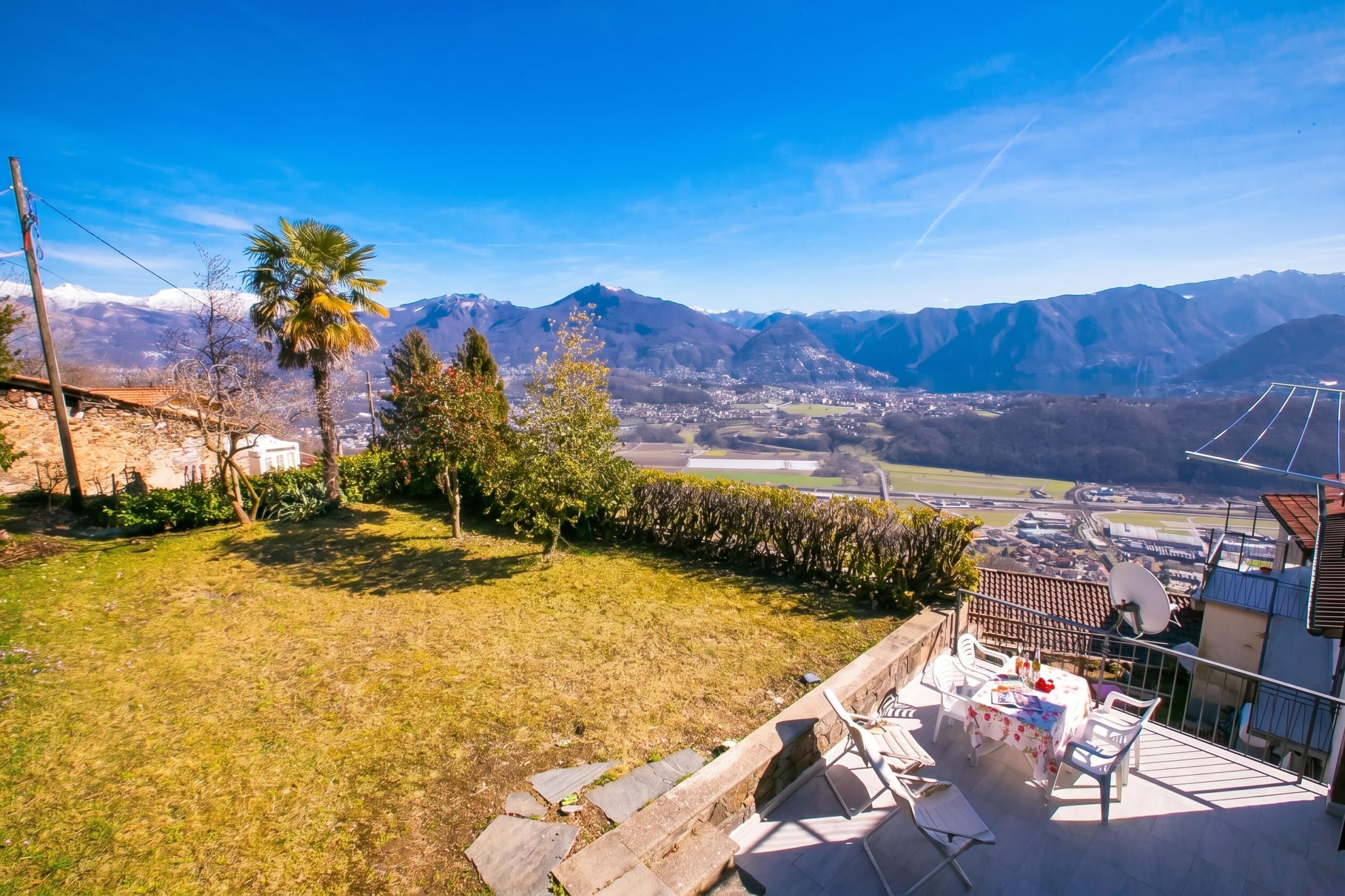 Family Apartment, 3 Bedrooms, 2 Bathrooms (Chalet Cademario Lake-View 3BR Duplex) | Outdoor dining