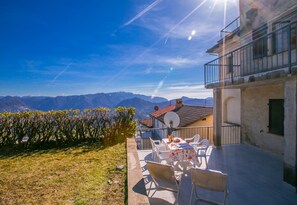 Departamento familiar, varias habitaciones, 2 baños (Chalet Cademario) | Restaurante al aire libre